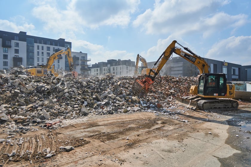 Burzenie biurowca spółki Impel