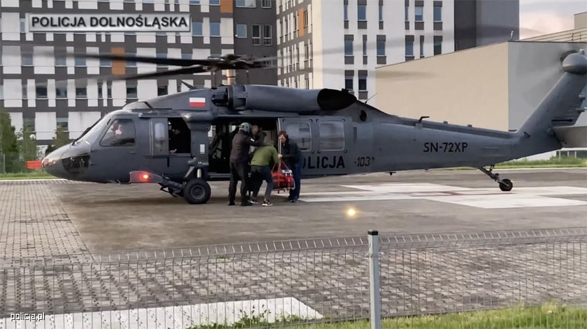 Serce, które przeszczepiono 66-letniemu pacjentowi, dotarło do Wrocławia śmigłowcem Black Hawk. Na zdjęciu karetka i śmigłowiec.