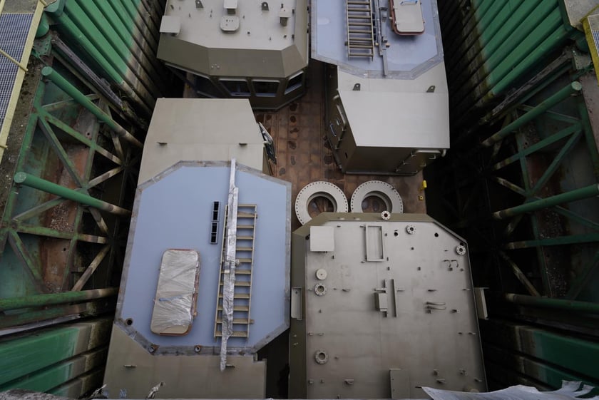 Transport elementów kadłubów statków Odrą przez Wrocław