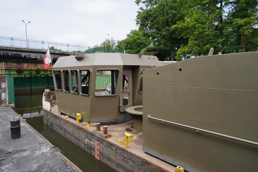 Transport elementów kadłubów statków Odrą przez Wrocław