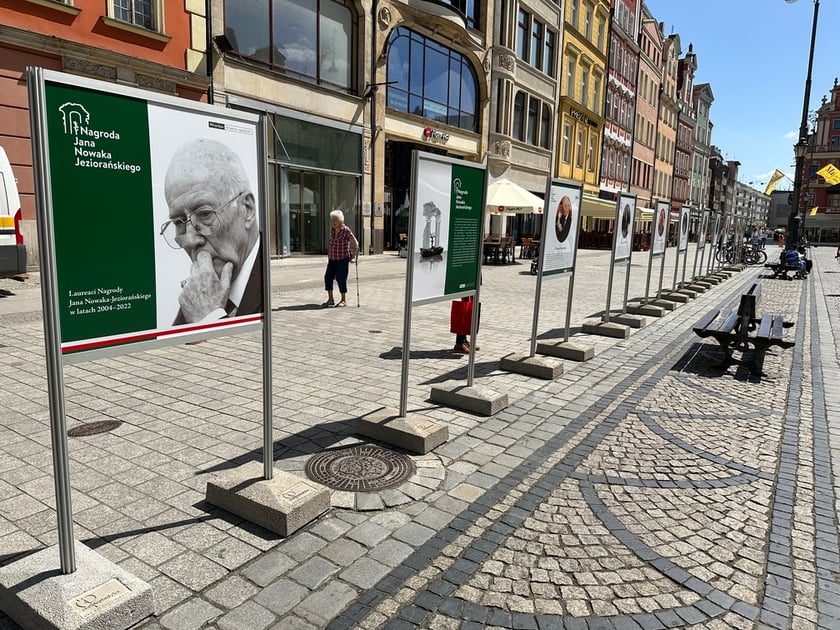 Wystawa upamiętniająca laureat&oacute;w nagrody Jana Nowaka-Jeziorańskiego w Rynku