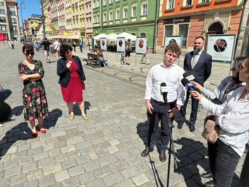 Wystawa upamiętniająca laureat&oacute;w nagrody Jana Nowaka-Jeziorańskiego w Rynku