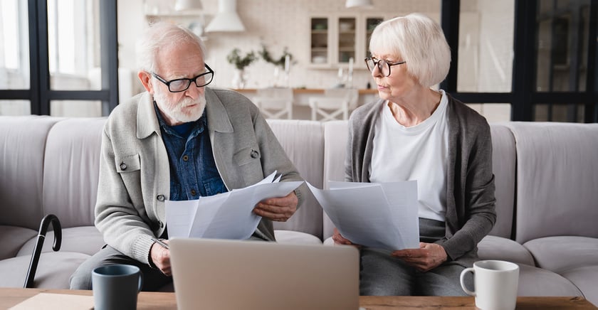 Według rzeczniczki, bez ograniczeń mogą r&oacute;wnież dorabiać niekt&oacute;rzy renciści. Do tej grupy os&oacute;b, należą pobierający renty dla inwalid&oacute;w wojennych, inwalid&oacute;w wojskowych, kt&oacute;rych niezdolność do pracy powstała w związku ze służbą wojskową oraz osoby pobierające rentę rodzinną po uprawnionych do tych świadczeń.
Ten przywilej dotyczy r&oacute;wnież rencist&oacute;w pobierających rentę rodzinną, kt&oacute;ra jest kwotowo korzystniejsza od ustalonej emerytury z tytułu ukończenia powszechnego wieku emerytalnego.
&nbsp;