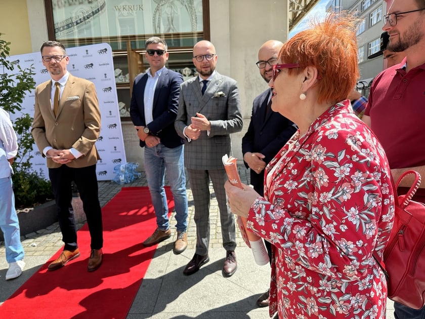 Uczestnicy spotkania z okazji zaprezentowania drzewa przyjaźni polsko-indyjskiej we Wrocławiu