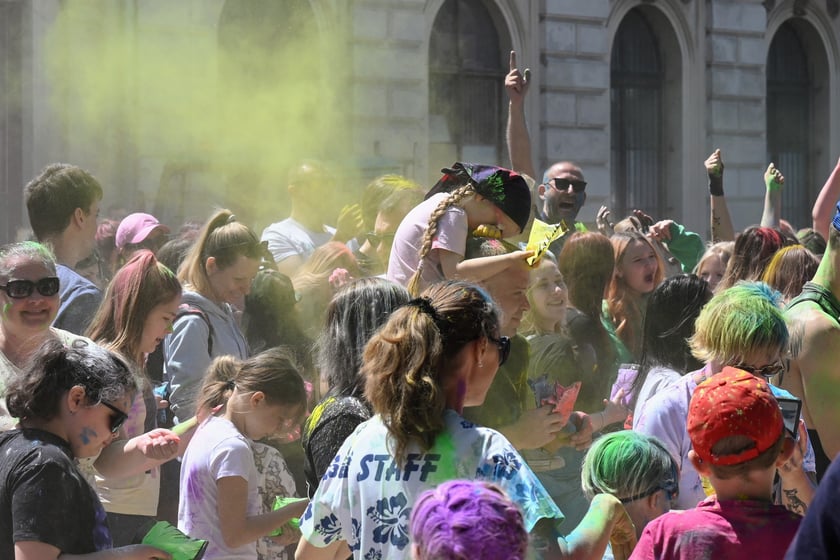 Radosne i bardzo kolorowe święto Holi na dworcu świebodzkim.