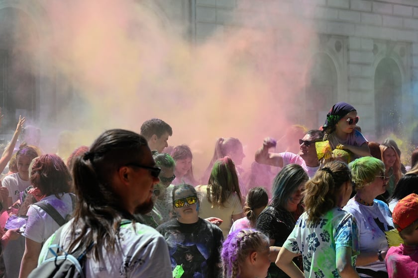 Radosne i bardzo kolorowe święto Holi na dworcu świebodzkim.