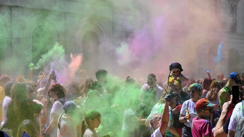 Radosne i bardzo kolorowe święto Holi na dworcu świebodzkim.