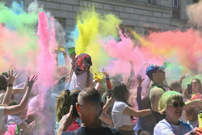 Radosne i bardzo kolorowe święto Holi na dworcu świebodzkim.