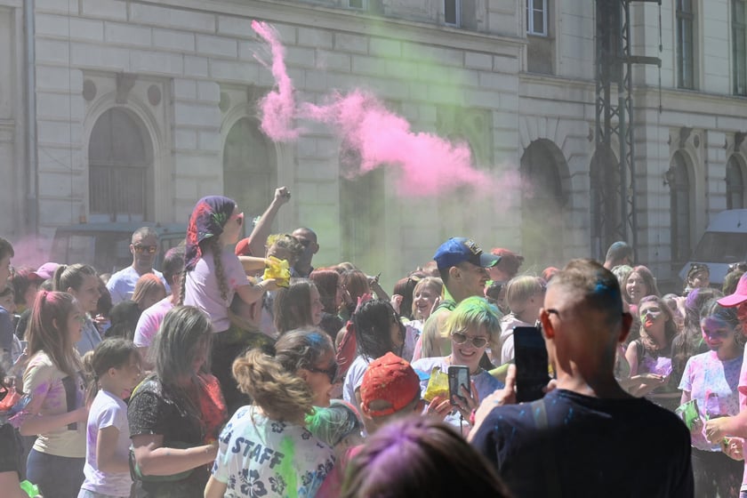 Radosne i bardzo kolorowe święto Holi na dworcu świebodzkim.