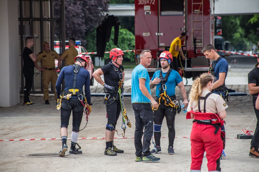 Strażacy podczas zawodów w ratownictwie wysokościowym