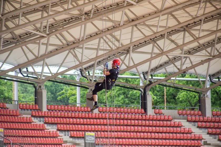 Strażacy podczas zawodów w ratownictwie wysokościowym