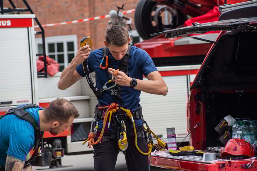 Strażacy podczas zawodów w ratownictwie wysokościowym