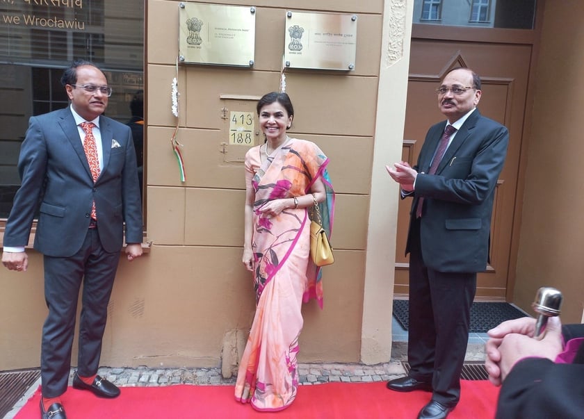 Od lewej strony stoją: Kartikey Johri - Konsul Honorowy Indii we Wrocławiu, Nagma Mohamed Mallick - Ambasador Republiki Indii w Polsce, Surya Kant - sędzia Sądu Najwyższego w Indiach.