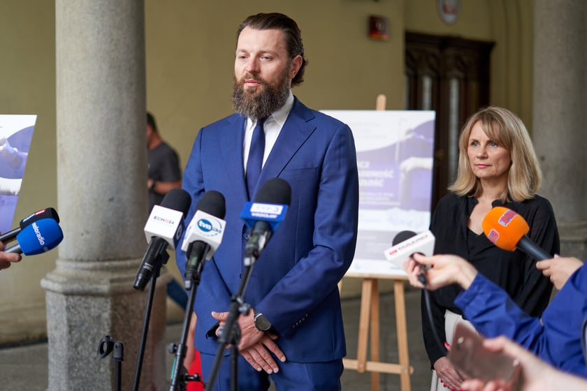 Uczestnicy konferencji: przy mikrofonie dr n. med. Piotr Lepka z Dolnośląskiego Centrum Onkologii, Pulmonologii i Hematologii, z tyłu Joanna Nyczak, dyrektorka Wydziału Zdrowia UMW