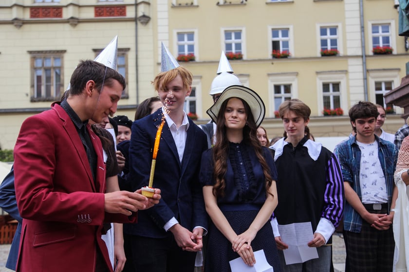 Uczniowie XIII LO we Wrocławiu na urodzinach Fredry