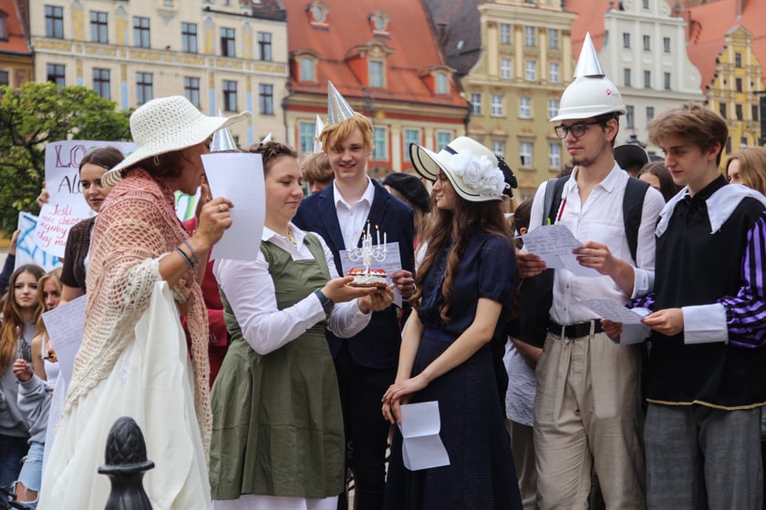 Uczniowie XIII LO we Wrocławiu na urodzinach Fredry