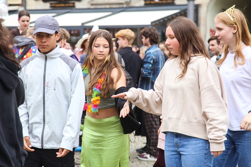 Uczniowie XIII LO we Wrocławiu na urodzinach Fredry