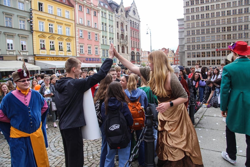 Uczniowie XIII LO we Wrocławiu na urodzinach Fredry