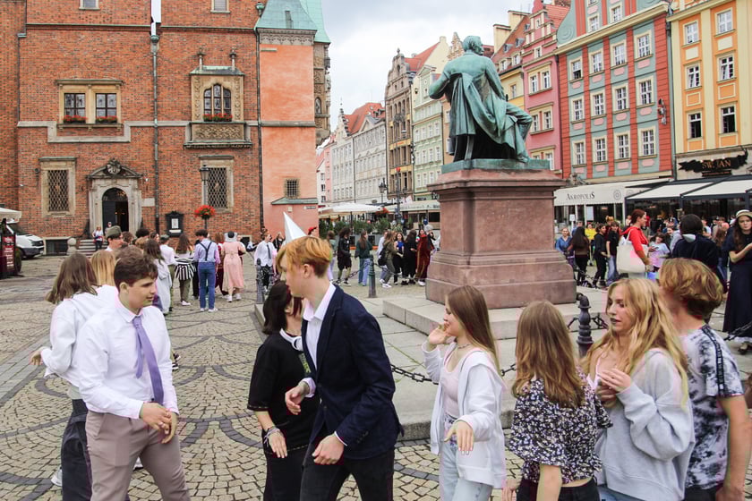 Uczniowie XIII LO we Wrocławiu na urodzinach Fredry