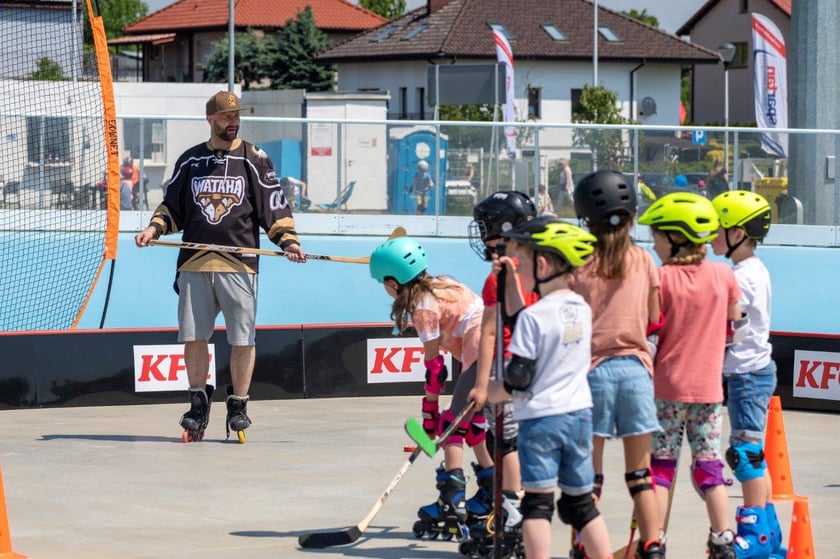 Zabawy na rolkach podczas pikniku na torze wrotkarskim