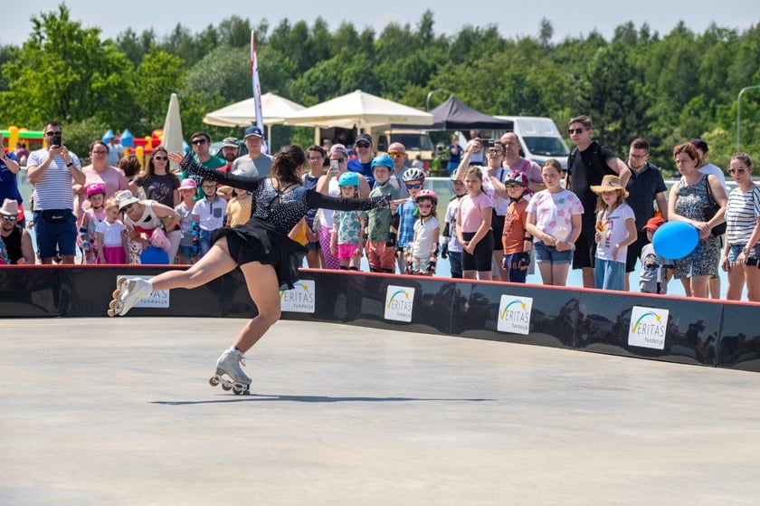 Zabawy na rolkach podczas pikniku na torze wrotkarskim