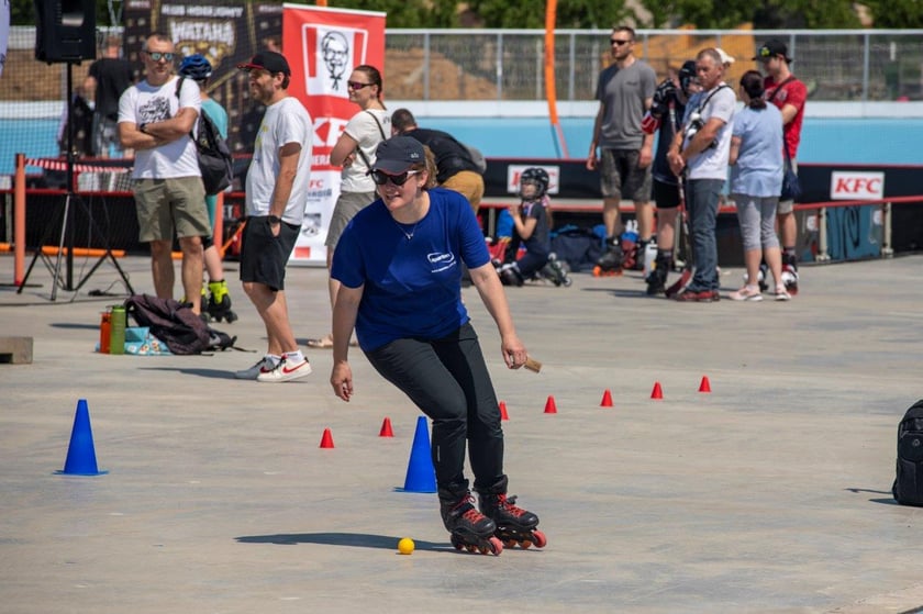 Zabawy na rolkach podczas pikniku na torze wrotkarskim