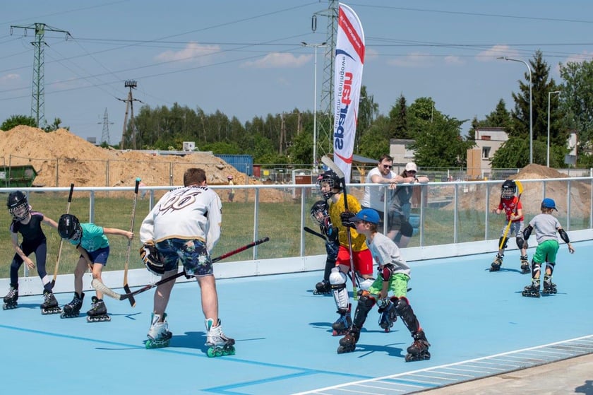 Zabawy na rolkach podczas pikniku na torze wrotkarskim