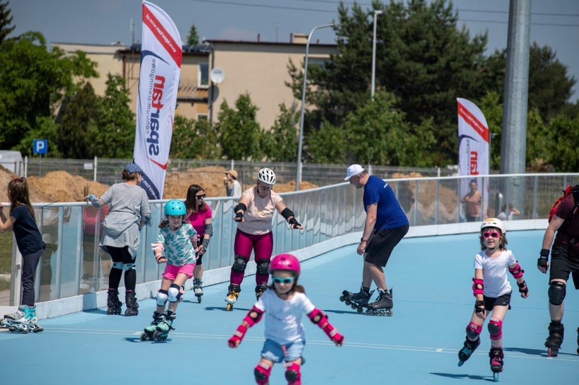 Zabawy na rolkach podczas pikniku na torze wrotkarskim