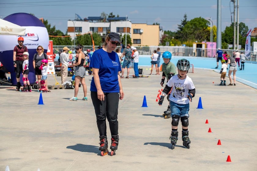 Zabawy na rolkach podczas pikniku na torze wrotkarskim