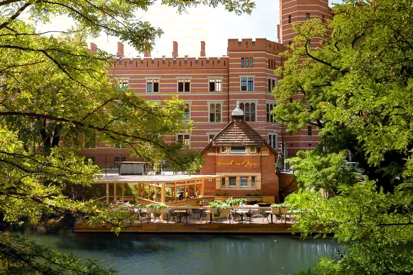 Domek nad fosą
Uroczy taras na wodzie miejskiej fosy znajduje się w centrum miasta, tuż przy Narodowym Forum Muzyki.&nbsp;
&ndash; Codziennie wypiekamy doskonałej jakości pizzę, ugościmy Was także letnimi spritzerami, koktajlami, winami i domowymi lemoniadami&nbsp;&ndash; czytamy na facebooku.
W tym roku (po raz pierwszy) możecie zjeść tutaj weekendowe śniadania&nbsp;&ndash; od godz. 10:00 do 13:00. W menu m.in. pizza śniadaniowa, burrata, szakszuka, focaccia oraz domowa granola. Nie brakuje też mrożonej kawki i herbatki. Czy można lepiej zacząć dzień? Koniecznie odwiedźcie to miejsce!

Adres:&nbsp;Podwale 29a
Godziny otwarcia: poniedziałek-czwartek od godz. 12:00 do 23:00; piątek od godz. 12:00 do 00:00; sobota od 10:00 do 00:00; niedziela od 10:00 do 23:00 (taras jest czynny do października)

Szczeg&oacute;ły oraz menu można zobaczyć na stronie restauracji.