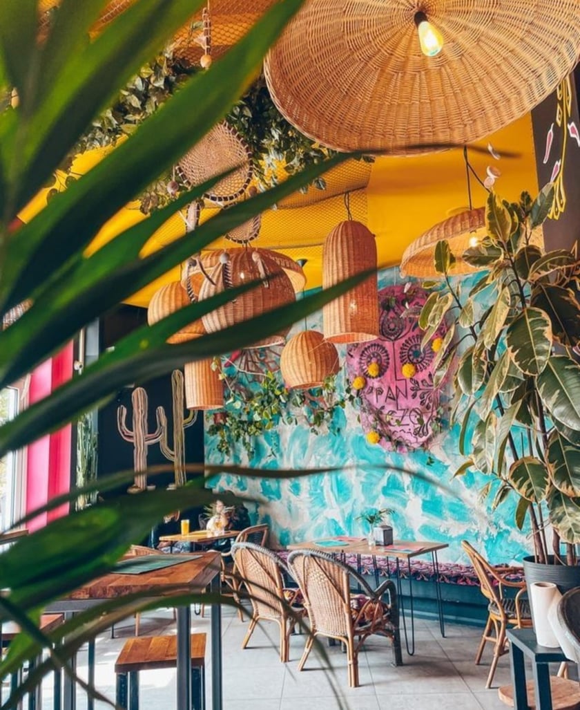 Panczo
Jeśli marzycie o podr&oacute;ży do Meksyku koniecznie odwiedźcie Panczo&nbsp;&ndash; tu poczujecie prawdziwy klimat tego kraju! W ich barwnym, klimatycznym wnętrzu można siedzieć godzinami.&nbsp;
W menu m.in. burrito, quesadilla, tacosy i kolorowe koktajle, czyli wszystko, co najlepsze w kuchni meksykańskiej.

Adres:&nbsp;Świętego Antoniego 35 i&nbsp;Wita Stwosza 13
Godziny otwarcia: niedziela-wtorek i czwartek od godz. 12:00 do 22:00; środa od 12:00 do 23:00; piątek-sobota od 12:00 do 00:00

Szczeg&oacute;ły można zobaczyć na stronie restauracji.