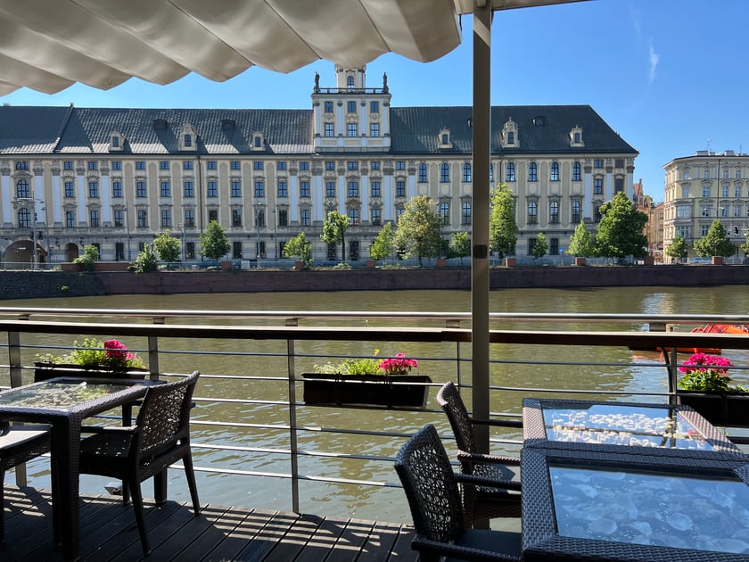 Restauracja Przystań &amp; Marina
Wykwintna restauracja w centrum miasta z przepięknym widokiem na rzekę i Uniwersytet Wrocławski.
&ndash; Restauracja Przystań to wymarzone miejsce by wyznać sobie miłość, przeżyć chwile wzruszeń, natchnąć się romantyzmem i spokojem. To także idealny wyb&oacute;r dla zapracowanych, kt&oacute;rzy chcą zjeść smaczny lunch lub om&oacute;wić interesy z partnerem biznesowym &ndash; czytamy na stronie restauracji.
Menu zaspokoi nawet najbardziej wymagające gusta, a dodatkowo &ndash; codziennie szef kuchni serwuje niespodziankę w postaci menu dnia.

Adres: ul. Księcia Witolda 2
Godziny otwarcia: poniedziałek-piątek od godz. 9:00 do 23:00; sobota od 10:00 do 23:00; niedziela od 11:00 do 23:00

Szczeg&oacute;ły oraz menu można zobaczyć na stronie restauracji.