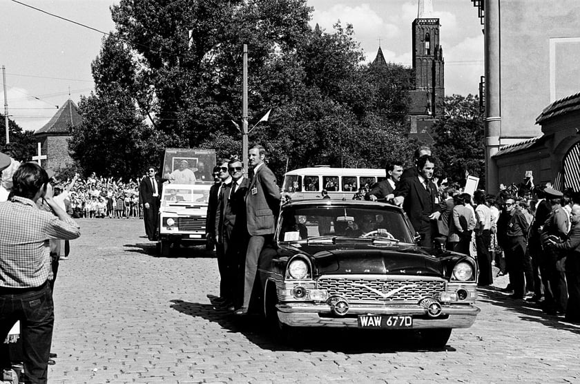 Papieska kolumna samochodowa na ul. Staromłyńskiej jadąca w kierunku miejsca startu helikopter&oacute;w