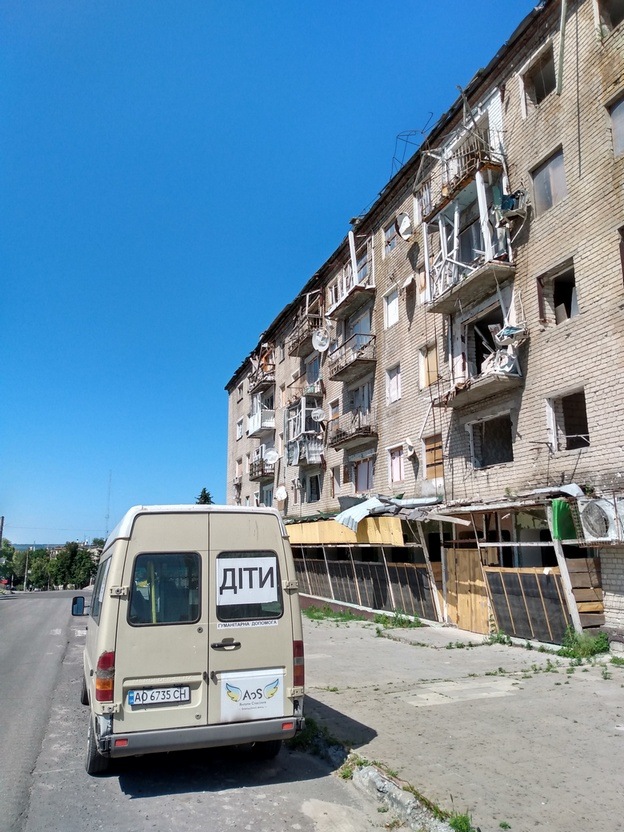 Samoch&oacute;d transportowy organizacji przewożącej paczki z żywnością