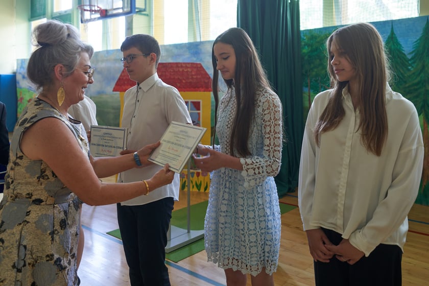 Uroczyste rozdanie dyplomów i statuetek dla klas ósmych w Sportowej Szkole Podstawowej nr 72 we Wrocławiu