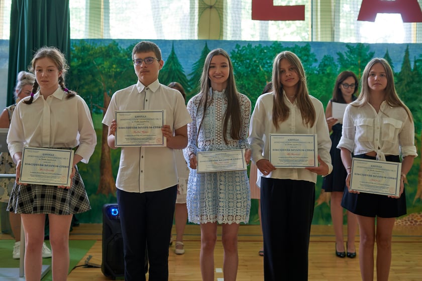 Uroczyste rozdanie dyplomów i statuetek dla klas ósmych w Sportowej Szkole Podstawowej nr 72 we Wrocławiu