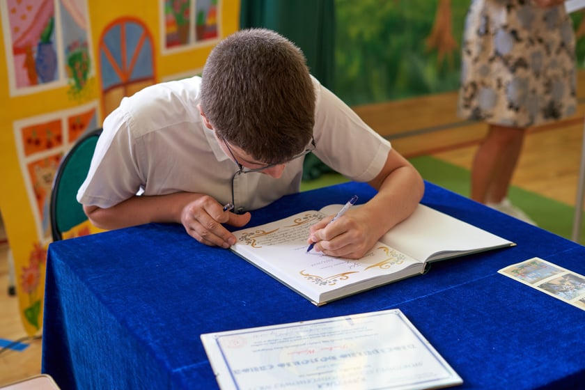 Uroczyste rozdanie dyplomów i statuetek dla klas ósmych w Sportowej Szkole Podstawowej nr 72 we Wrocławiu