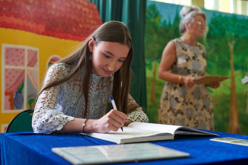 Uroczyste rozdanie dyplomów i statuetek dla klas ósmych w Sportowej Szkole Podstawowej nr 72 we Wrocławiu