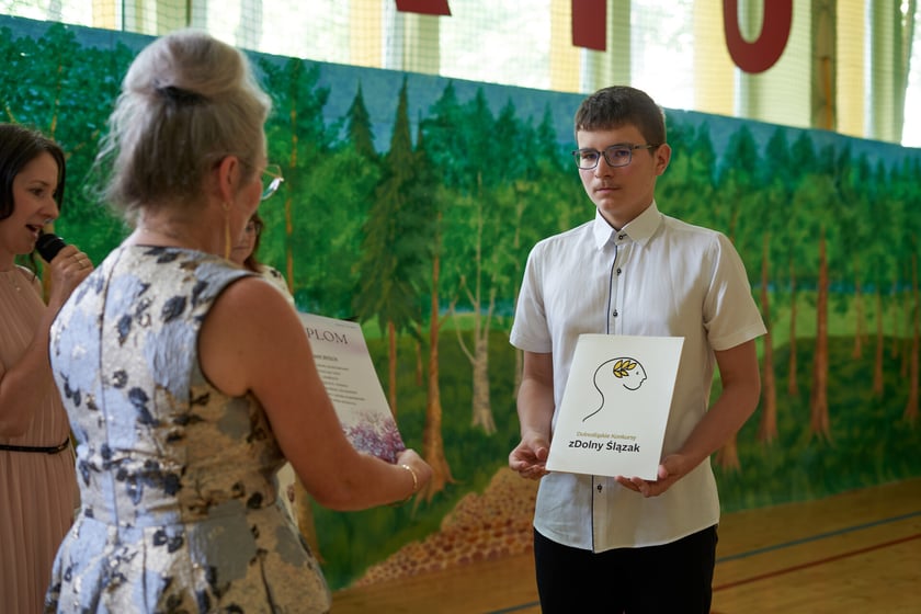 Uroczyste rozdanie dyplomów i statuetek dla klas ósmych w Sportowej Szkole Podstawowej nr 72 we Wrocławiu