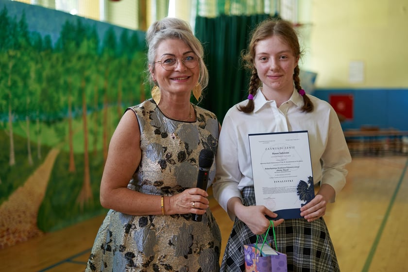 Uroczyste rozdanie dyplomów i statuetek dla klas ósmych w Sportowej Szkole Podstawowej nr 72 we Wrocławiu