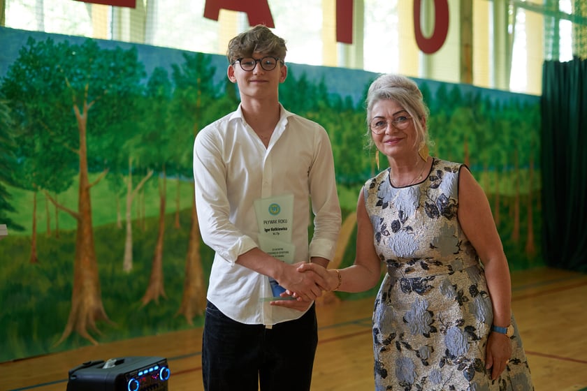 Uroczyste rozdanie dyplomów i statuetek dla klas ósmych w Sportowej Szkole Podstawowej nr 72 we Wrocławiu