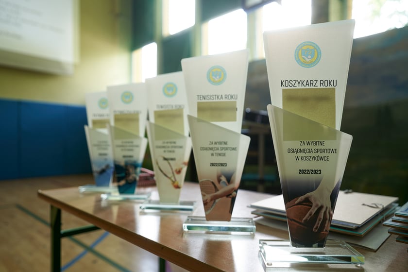 Uroczyste rozdanie dyplomów i statuetek dla klas ósmych w Sportowej Szkole Podstawowej nr 72 we Wrocławiu