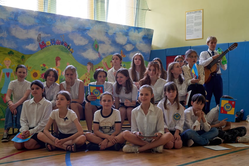 Uroczyste rozdanie dyplomów i statuetek dla klas ósmych w Sportowej Szkole Podstawowej nr 72 we Wrocławiu