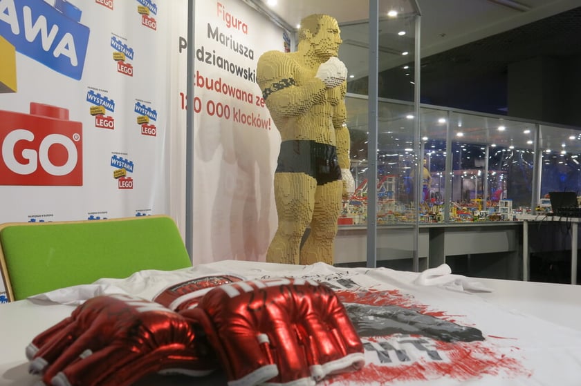 Przy figurze Pudziana zawisną jego rękawice