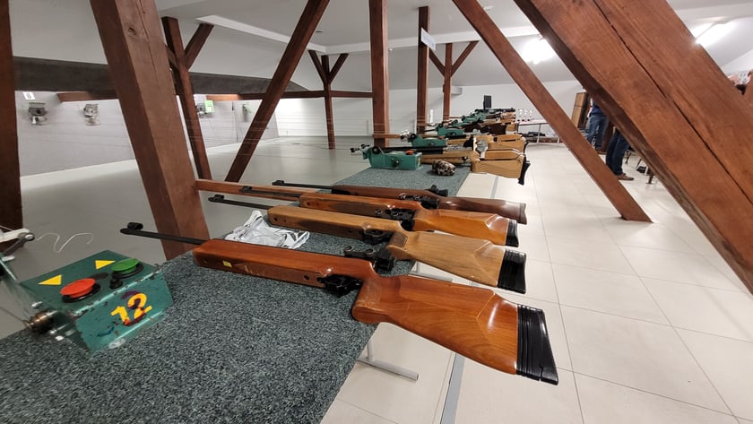 Młodzież na strzelnicy LOK we Wrocławiu