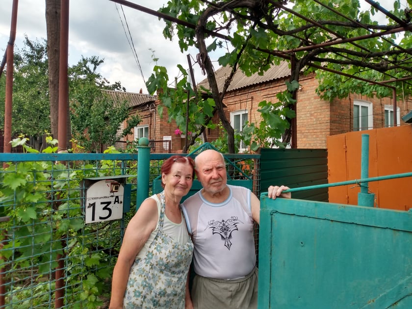 Rodzice Ludmiły przed wejściem do swojego domu. Witalij i Lilia są małżeństwem od 63 lat