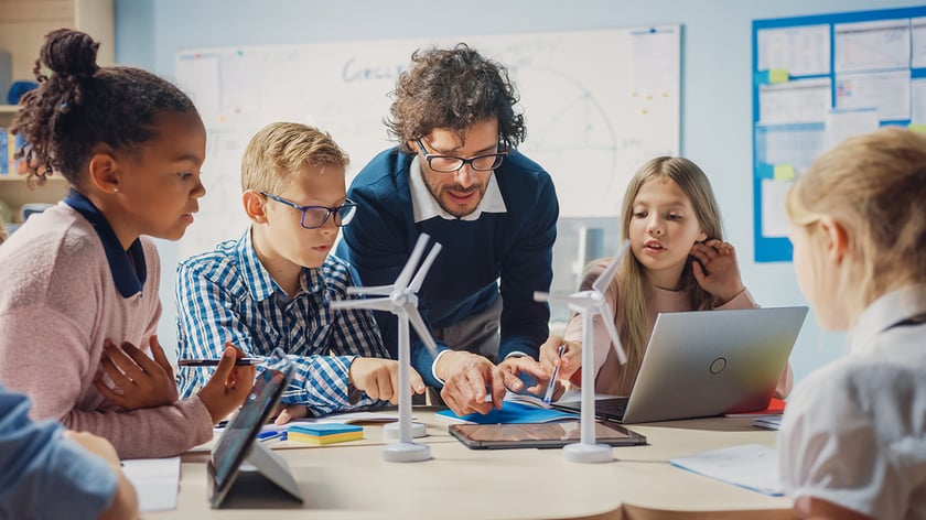 800 plus. Ile os&oacute;b korzysta z tego świadczenia?
Na nowy okres świadczeniowy 2025/2026 wpłynęło na Dolnym Śląsku (stan na 31.05.2025): 310 193 tys. wniosk&oacute;w. Wrocław 75,8 tys. W całej Polsce rodzice wysłali do ZUS: 4 088 821 wniosk&oacute;w.
W 2024 r. rodzice złożyli 5 mln 193 tys. wniosk&oacute;w o świadczenie wychowawcze. Dotyczyło to 7 mln 918 tys. dzieci. Rok wcześniej było to 5 mln 271 tys. wniosk&oacute;w, co objęło 8 mln 136 tys. dzieci.
&nbsp;
&nbsp;