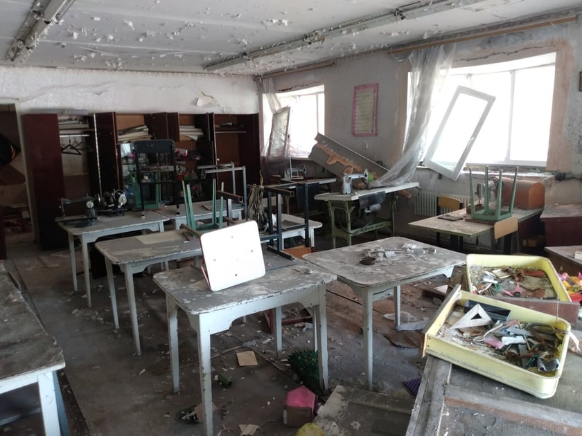Zniszczone wnętrze szkoły w Łymaniu