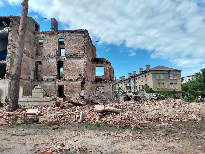 Zniszczone ulice w Iziumie