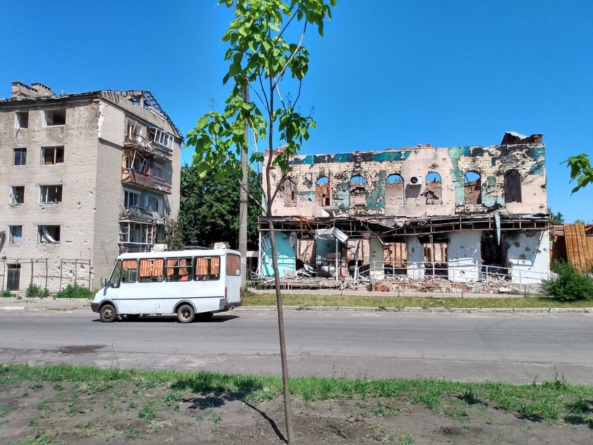 Zniszczone ulice w Iziumie